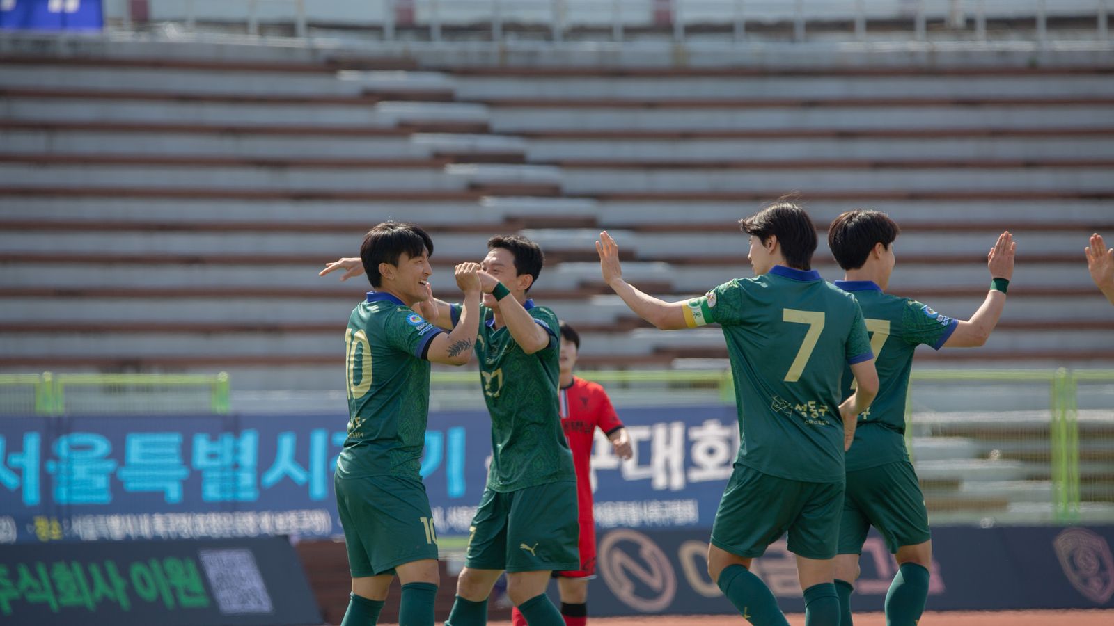 득점 후 모여 기뻐하는 선수들