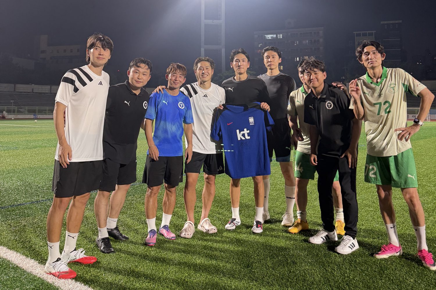 야간 훈련을 마치고 함께 사진을 찍은 이강인 선수와 FC 투게더 선수단
